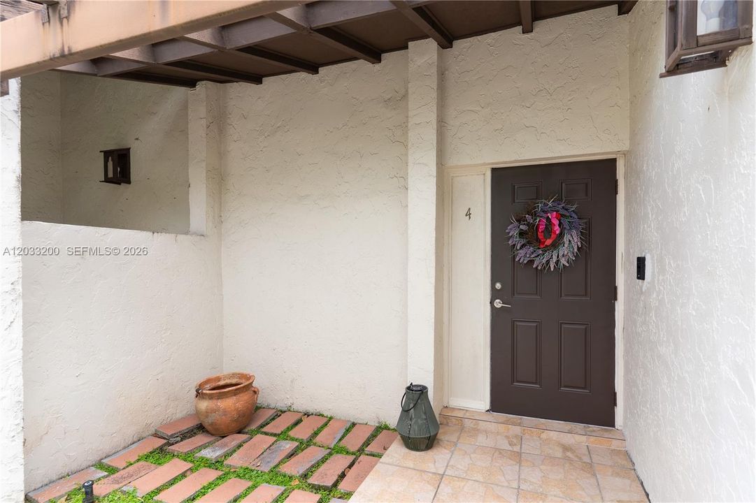 For Sale: $399,999 (2 beds, 3 baths, 1290 Square Feet)