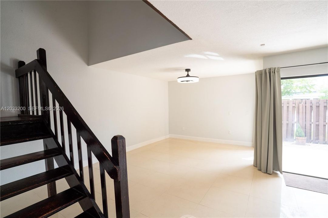 For Sale: $399,999 (2 beds, 3 baths, 1290 Square Feet)