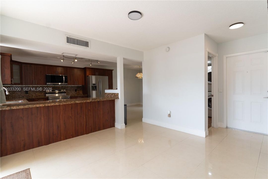 For Sale: $399,999 (2 beds, 3 baths, 1290 Square Feet)