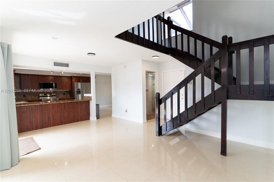 For Sale: $399,999 (2 beds, 3 baths, 1290 Square Feet)