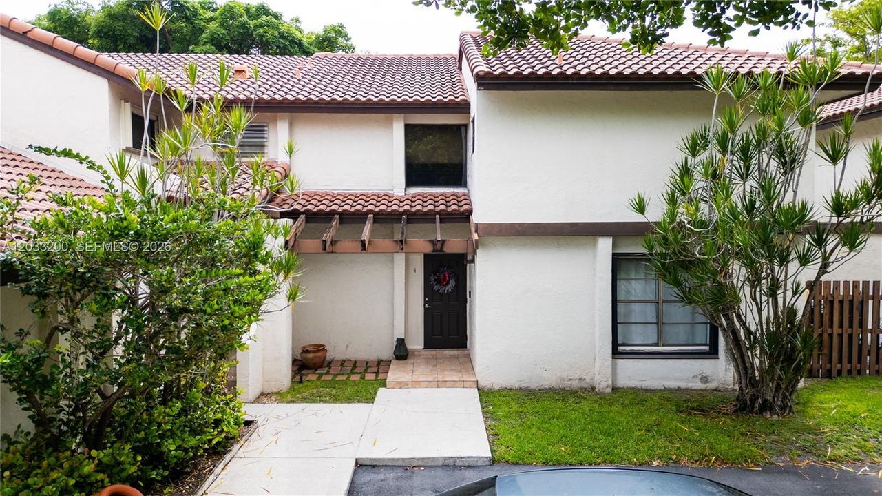 For Sale: $399,999 (2 beds, 3 baths, 1290 Square Feet)