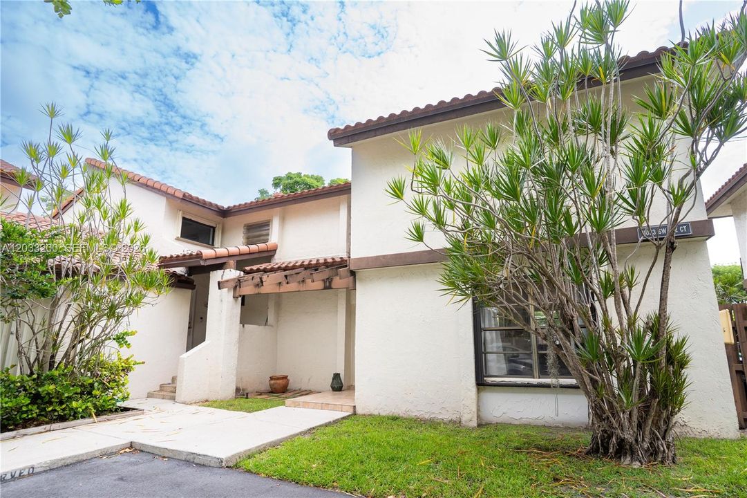 For Sale: $399,999 (2 beds, 3 baths, 1290 Square Feet)