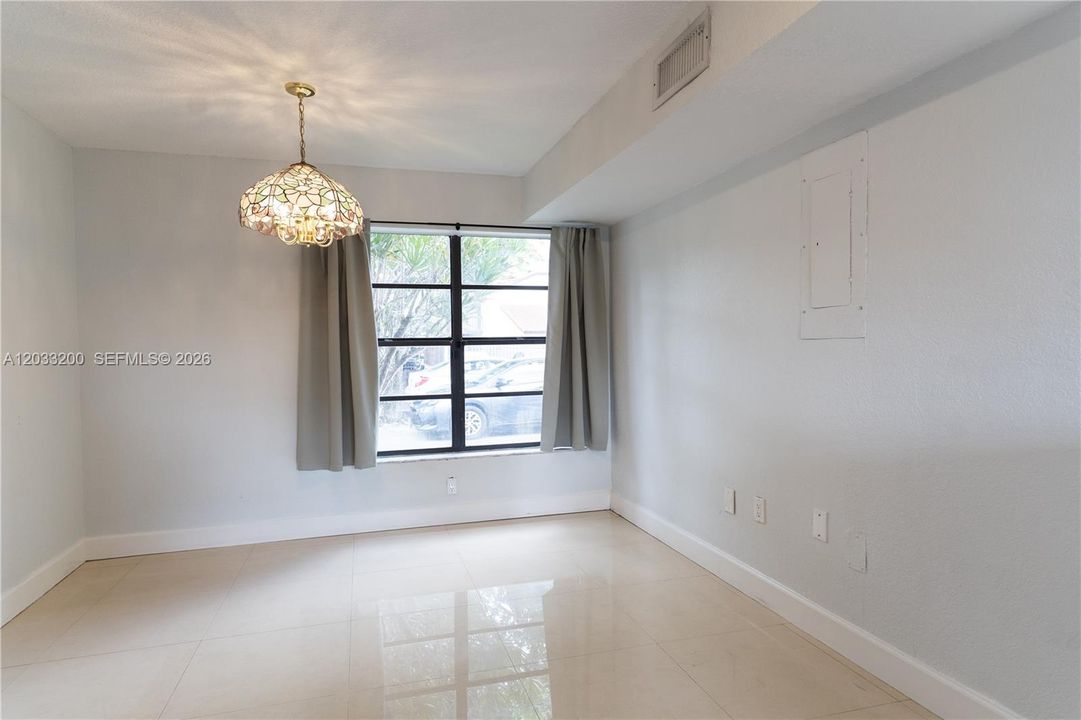 For Sale: $399,999 (2 beds, 3 baths, 1290 Square Feet)