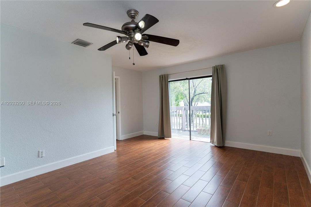 For Sale: $399,999 (2 beds, 3 baths, 1290 Square Feet)