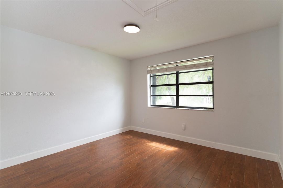 For Sale: $399,999 (2 beds, 3 baths, 1290 Square Feet)