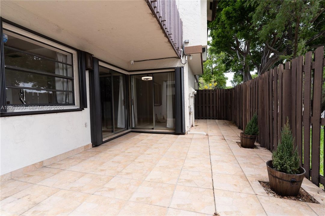 For Sale: $399,999 (2 beds, 3 baths, 1290 Square Feet)