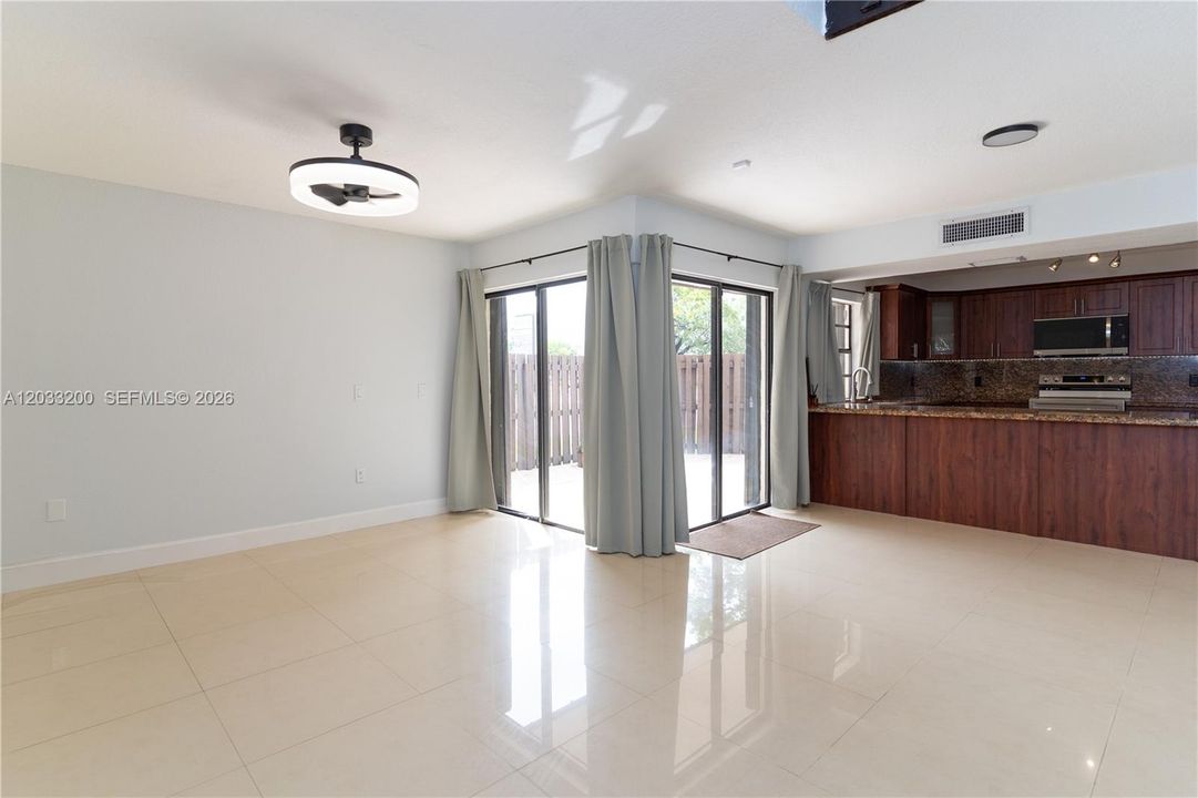 For Sale: $399,999 (2 beds, 3 baths, 1290 Square Feet)