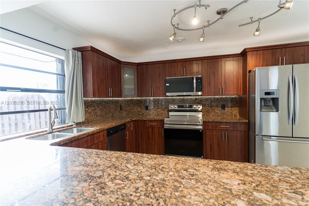 For Sale: $399,999 (2 beds, 3 baths, 1290 Square Feet)