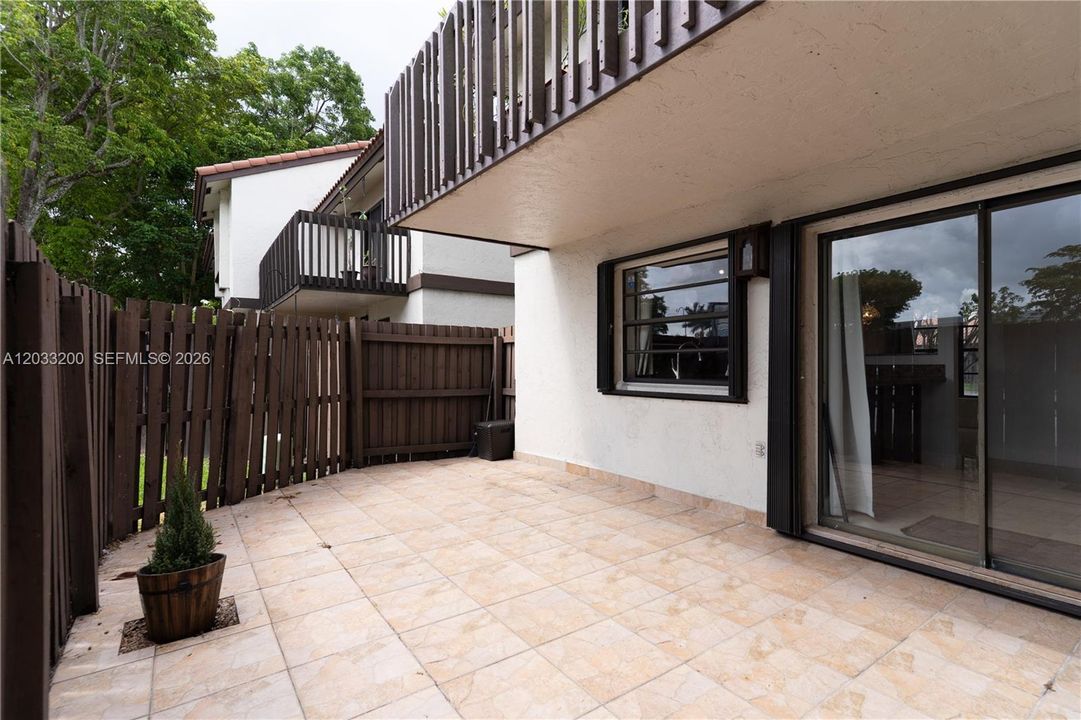 For Sale: $399,999 (2 beds, 3 baths, 1290 Square Feet)