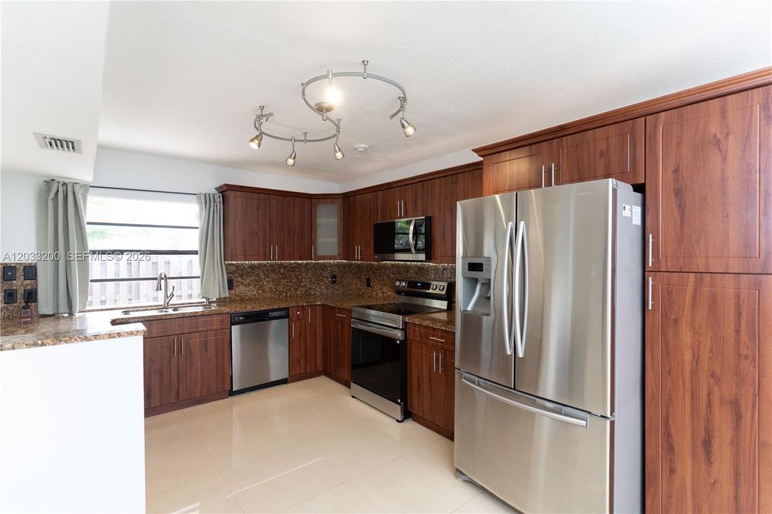 For Sale: $399,999 (2 beds, 3 baths, 1290 Square Feet)