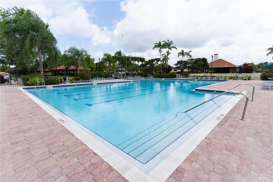 For Sale: $399,999 (2 beds, 3 baths, 1290 Square Feet)