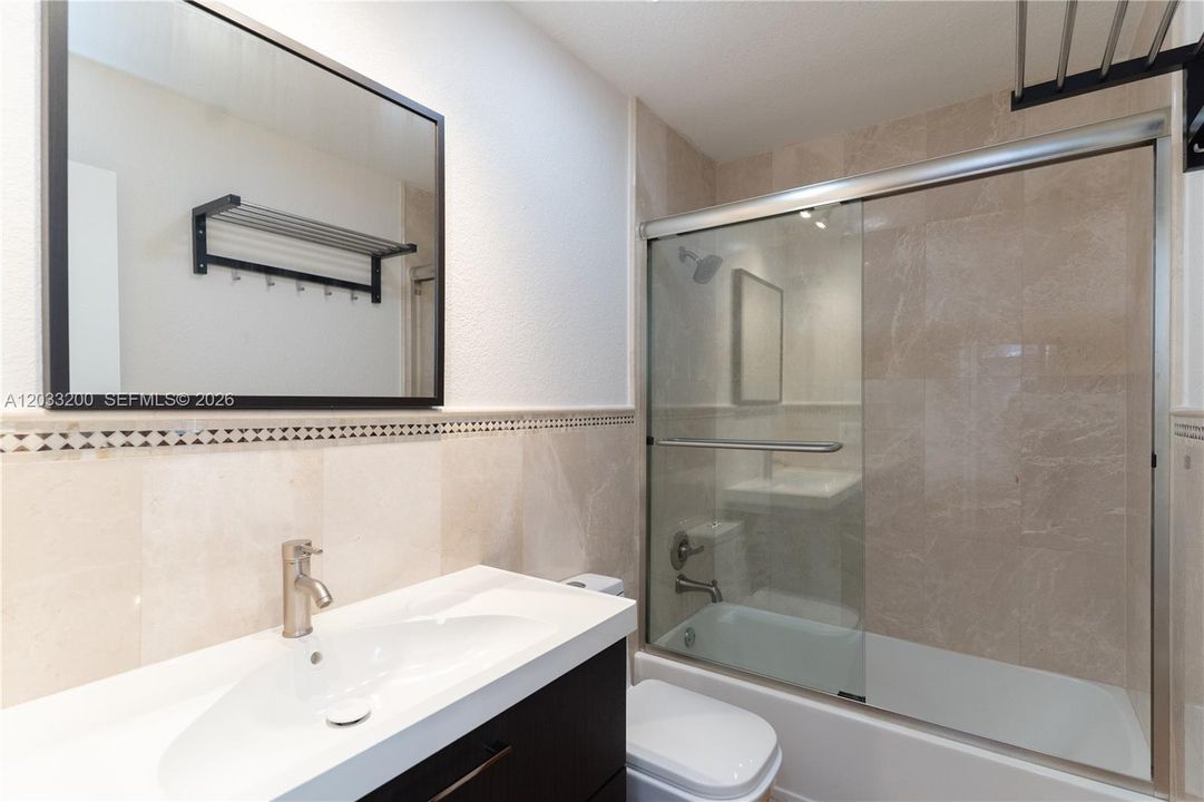 For Sale: $399,999 (2 beds, 3 baths, 1290 Square Feet)