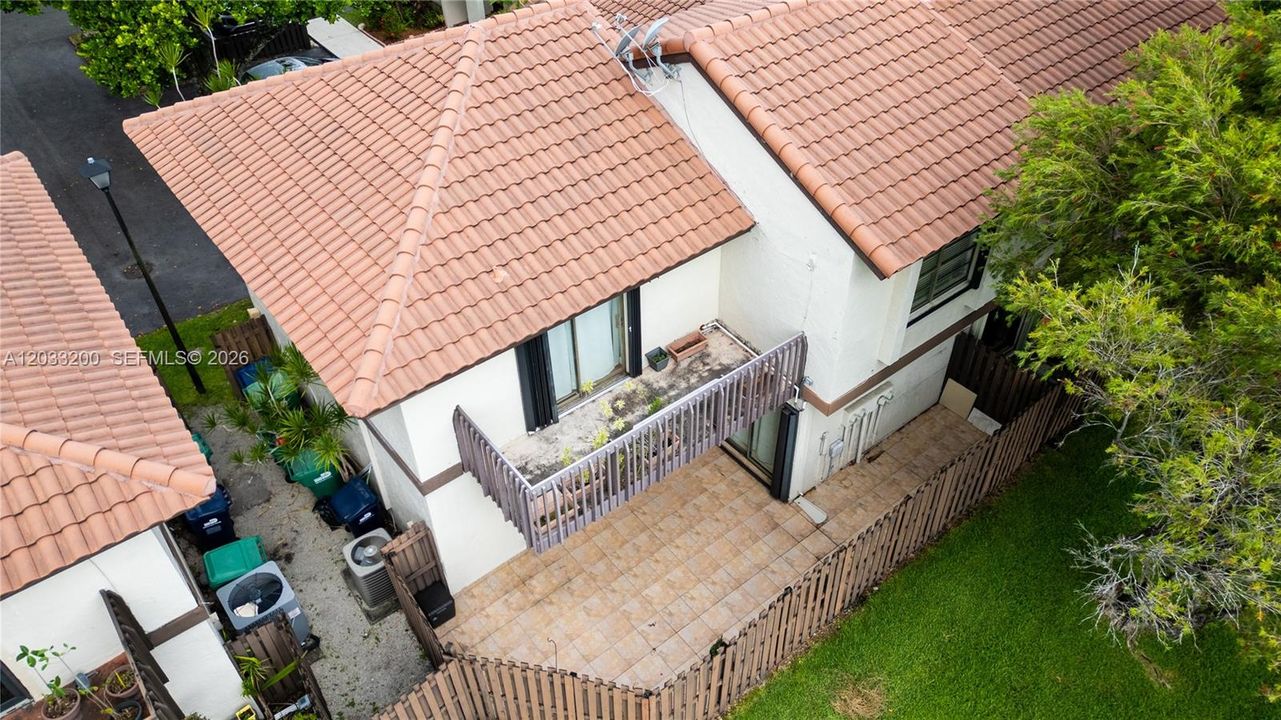 For Sale: $399,999 (2 beds, 3 baths, 1290 Square Feet)