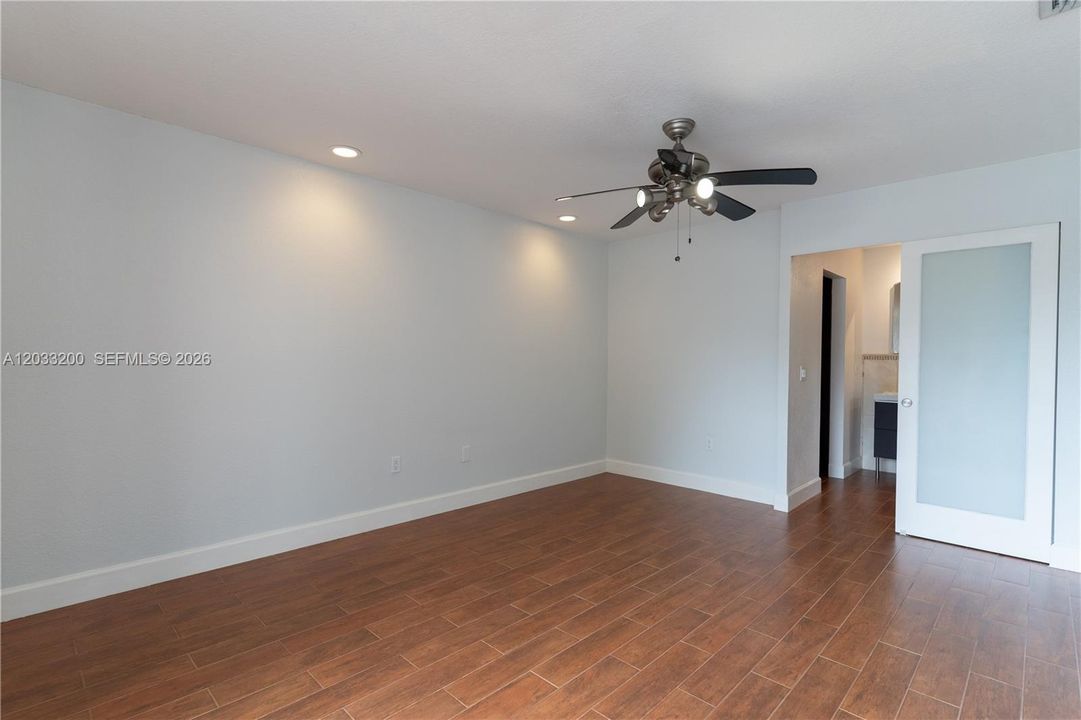 For Sale: $399,999 (2 beds, 3 baths, 1290 Square Feet)