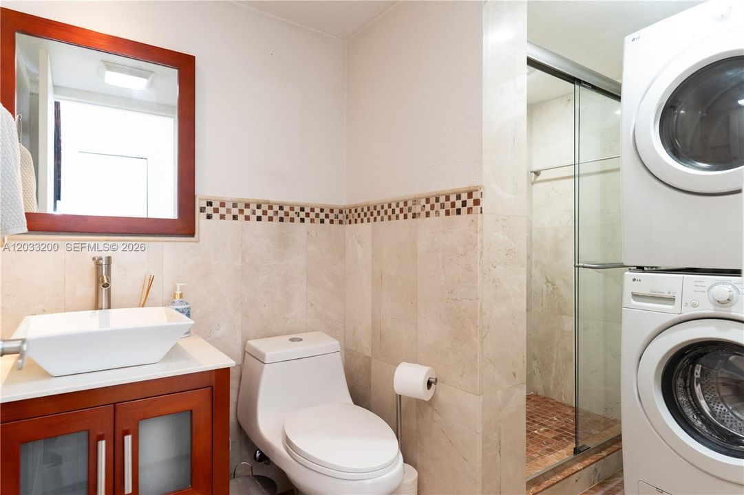 For Sale: $399,999 (2 beds, 3 baths, 1290 Square Feet)