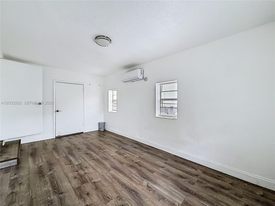 For Sale: $330,000 (3 beds, 1 baths, 977 Square Feet)