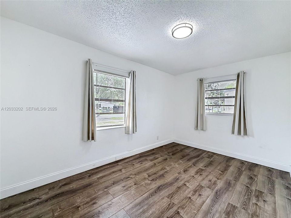 For Sale: $330,000 (3 beds, 1 baths, 977 Square Feet)