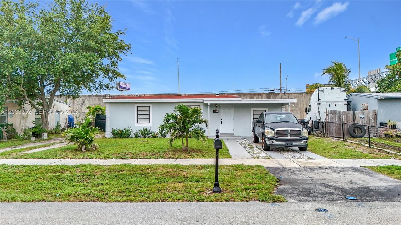 For Sale: $330,000 (3 beds, 1 baths, 977 Square Feet)