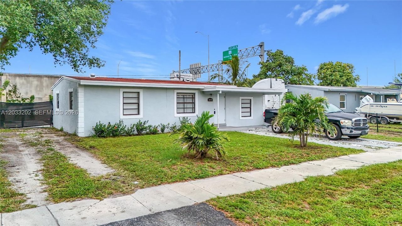 For Sale: $330,000 (3 beds, 1 baths, 977 Square Feet)