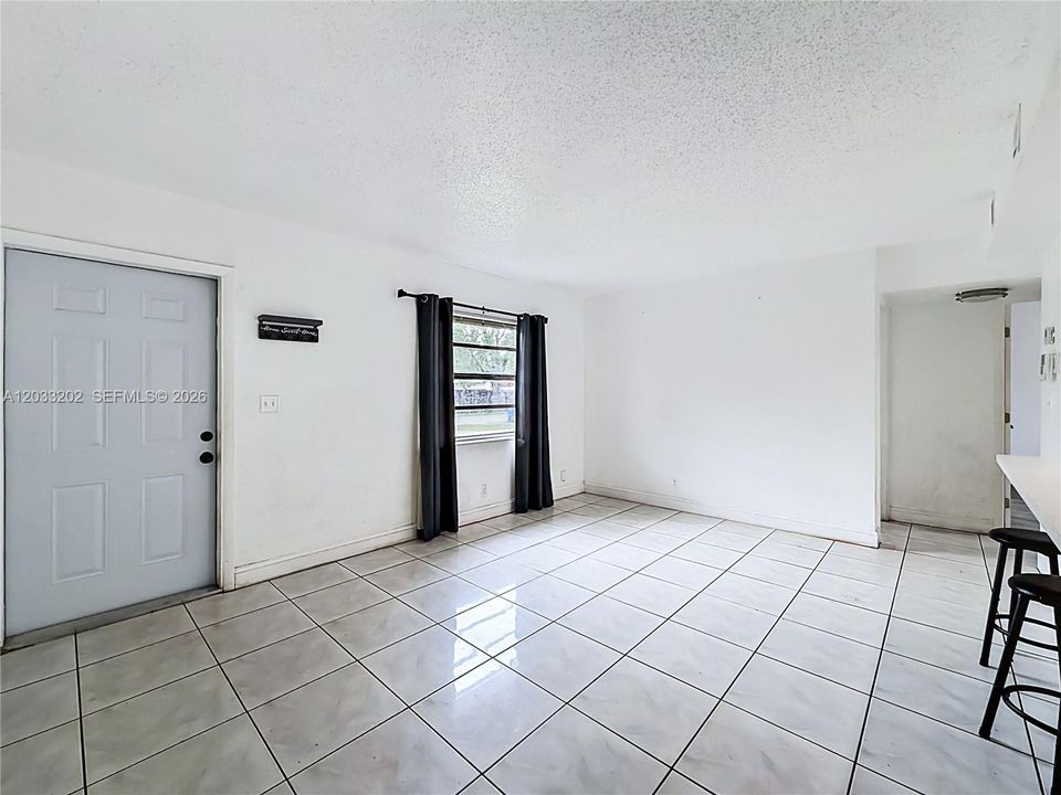 For Sale: $330,000 (3 beds, 1 baths, 977 Square Feet)