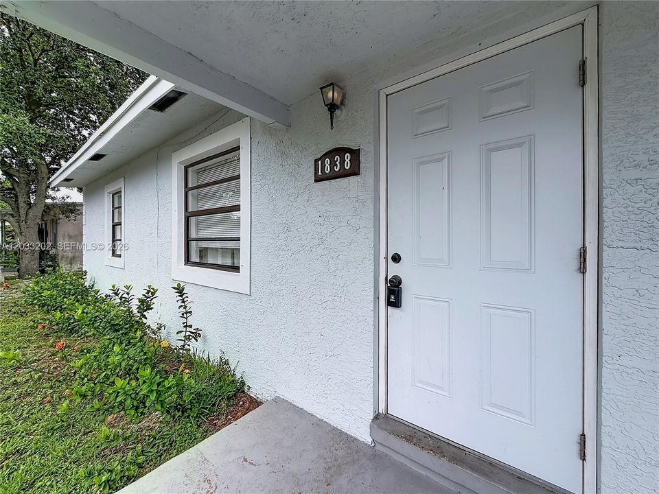 For Sale: $330,000 (3 beds, 1 baths, 977 Square Feet)