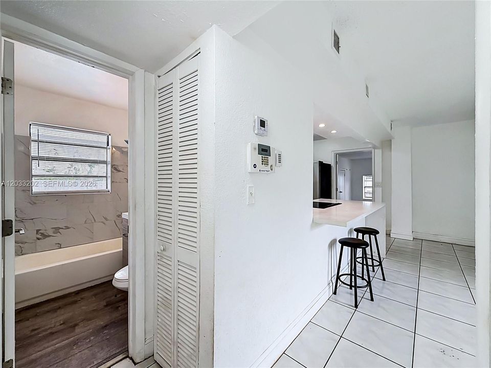 For Sale: $330,000 (3 beds, 1 baths, 977 Square Feet)