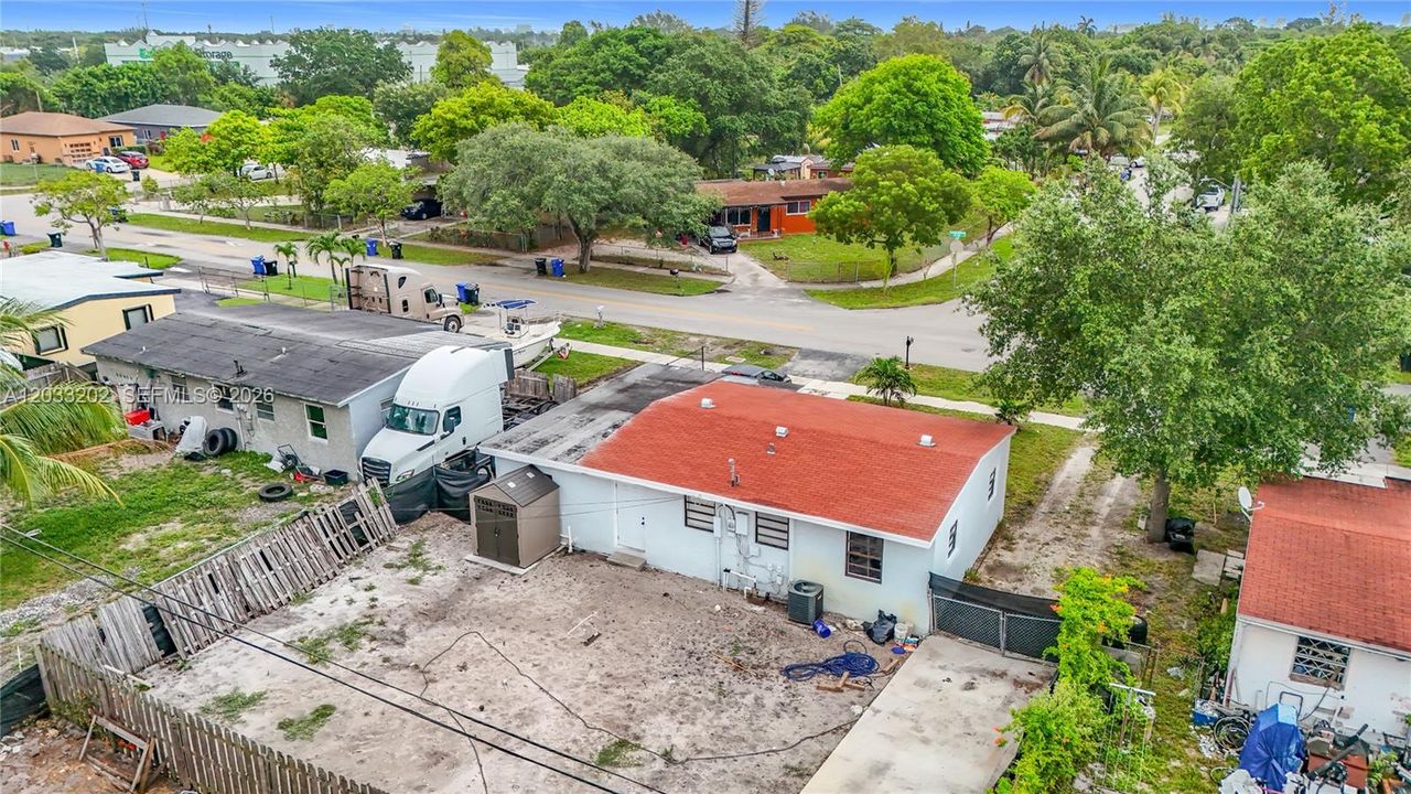 For Sale: $330,000 (3 beds, 1 baths, 977 Square Feet)