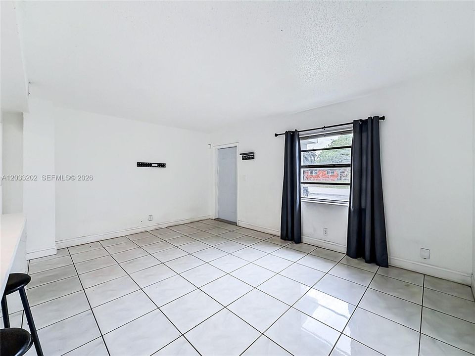 For Sale: $330,000 (3 beds, 1 baths, 977 Square Feet)