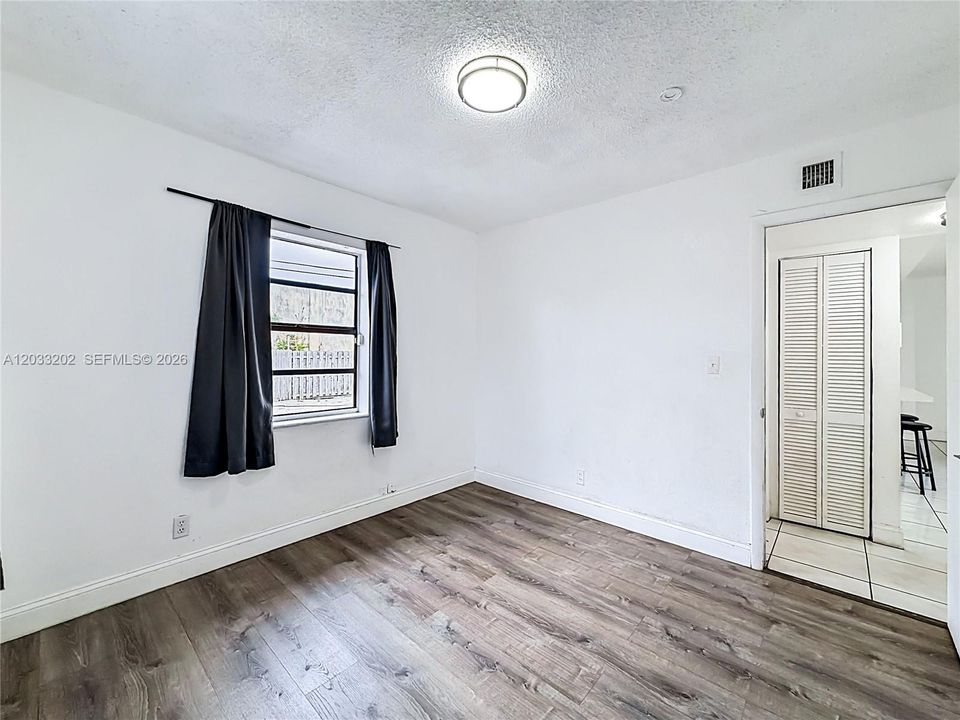 For Sale: $330,000 (3 beds, 1 baths, 977 Square Feet)