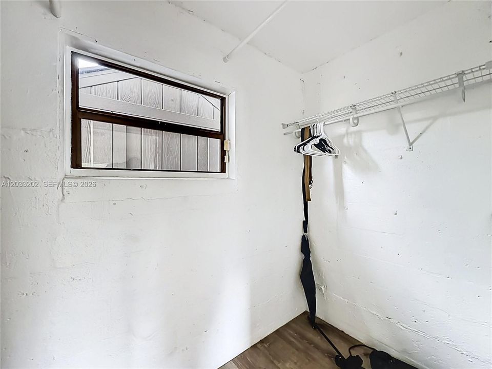 For Sale: $330,000 (3 beds, 1 baths, 977 Square Feet)