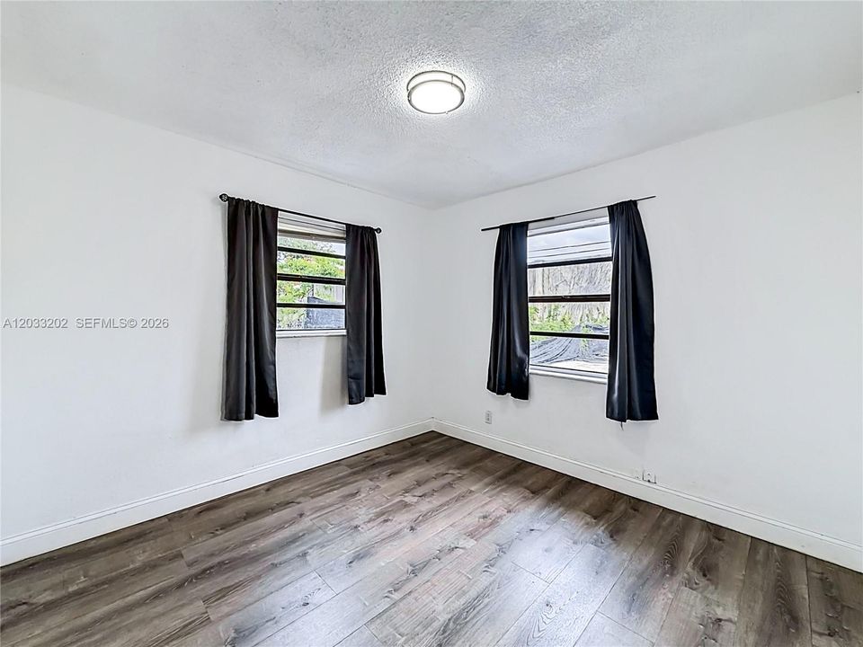 For Sale: $330,000 (3 beds, 1 baths, 977 Square Feet)