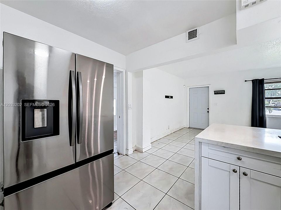 For Sale: $330,000 (3 beds, 1 baths, 977 Square Feet)
