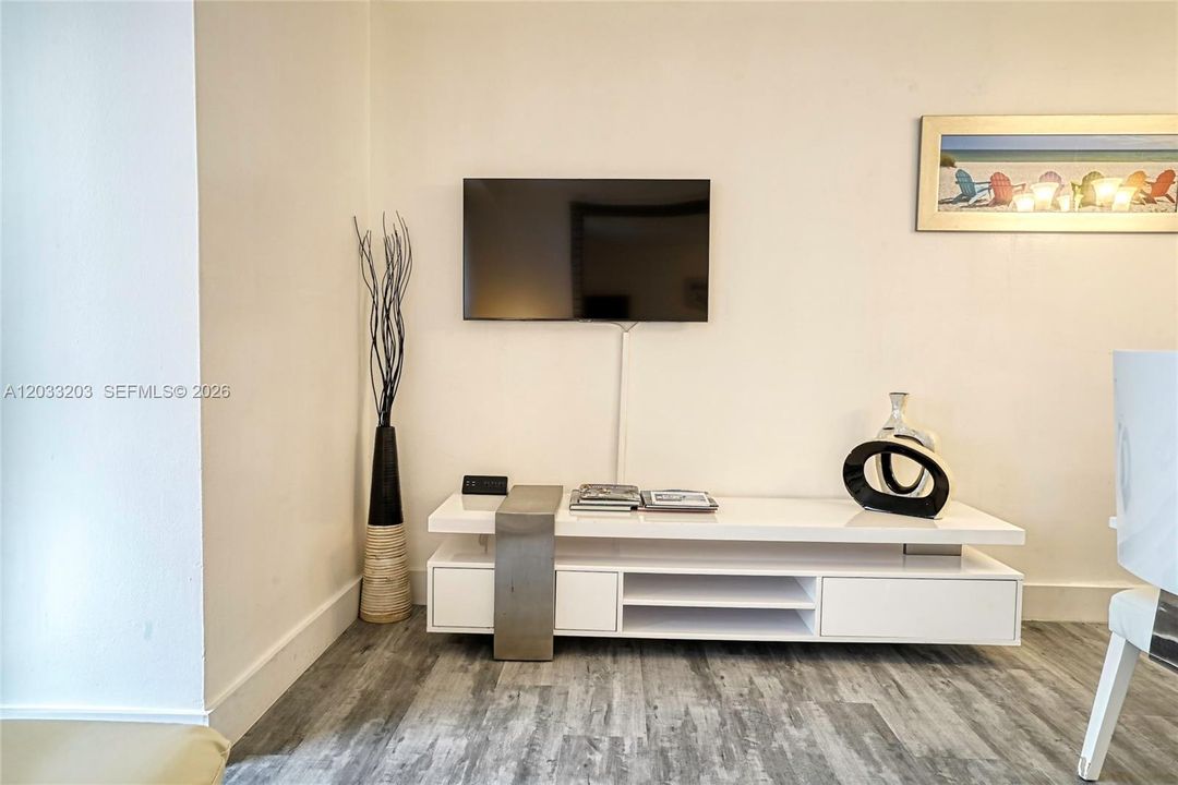 For Sale: $499,999 (1 beds, 1 baths, 750 Square Feet)