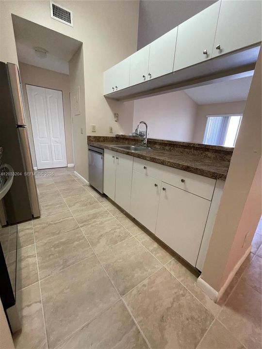 For Rent: $2,200 (2 beds, 2 baths, 1075 Square Feet)