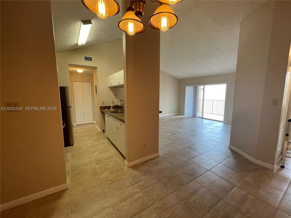 For Rent: $2,200 (2 beds, 2 baths, 1075 Square Feet)