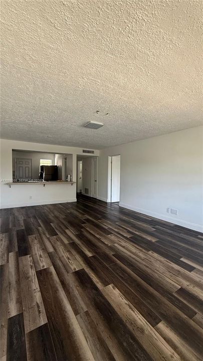 For Sale: $190,000 (1 beds, 1 baths, 954 Square Feet)