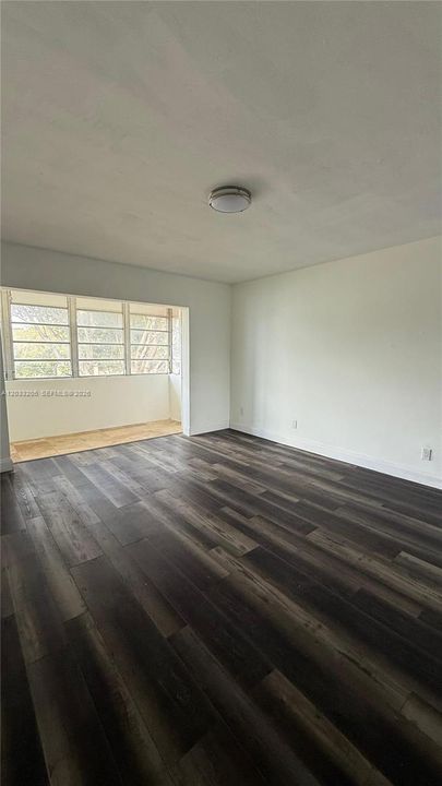 For Sale: $190,000 (1 beds, 1 baths, 954 Square Feet)