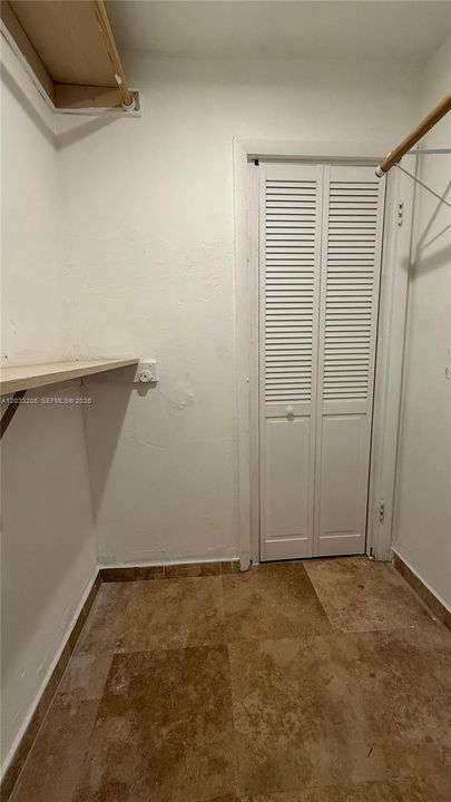 For Sale: $190,000 (1 beds, 1 baths, 954 Square Feet)
