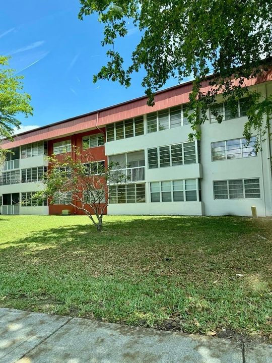 For Sale: $190,000 (1 beds, 1 baths, 954 Square Feet)