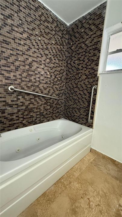 For Sale: $190,000 (1 beds, 1 baths, 954 Square Feet)