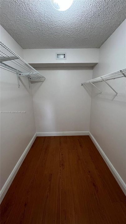 For Rent: $2,300 (2 beds, 2 baths, 984 Square Feet)