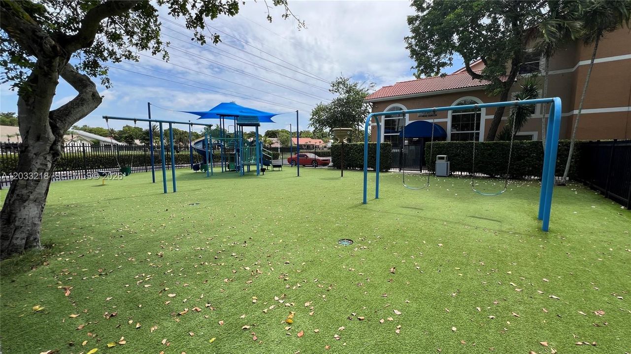 For Rent: $2,300 (2 beds, 2 baths, 984 Square Feet)