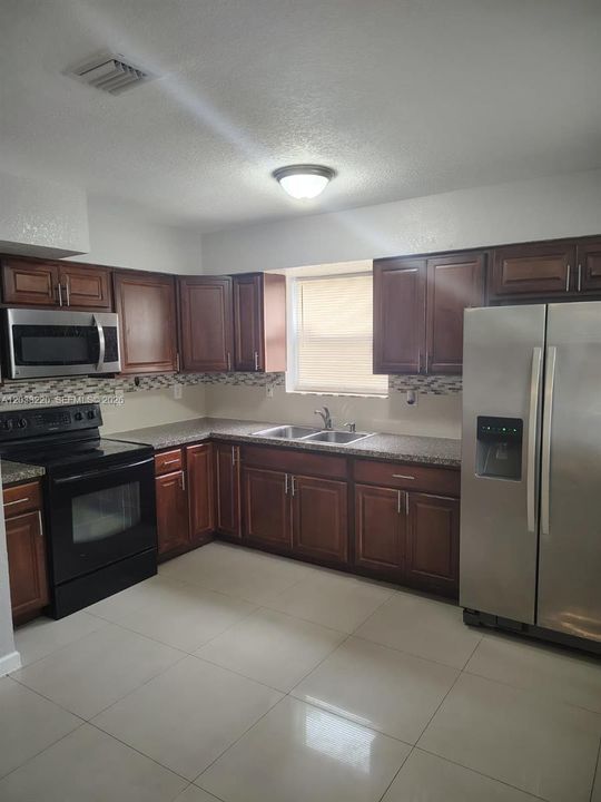 For Rent: $3,200 (3 beds, 2 baths, 1140 Square Feet)