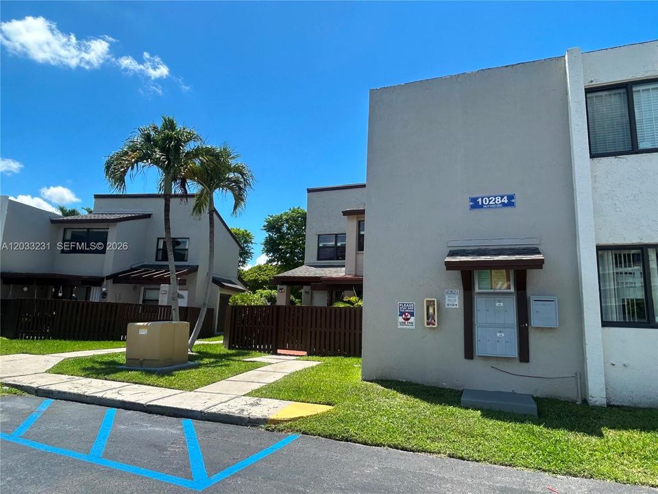 For Rent: $2,900 (3 beds, 2 baths, 1275 Square Feet)