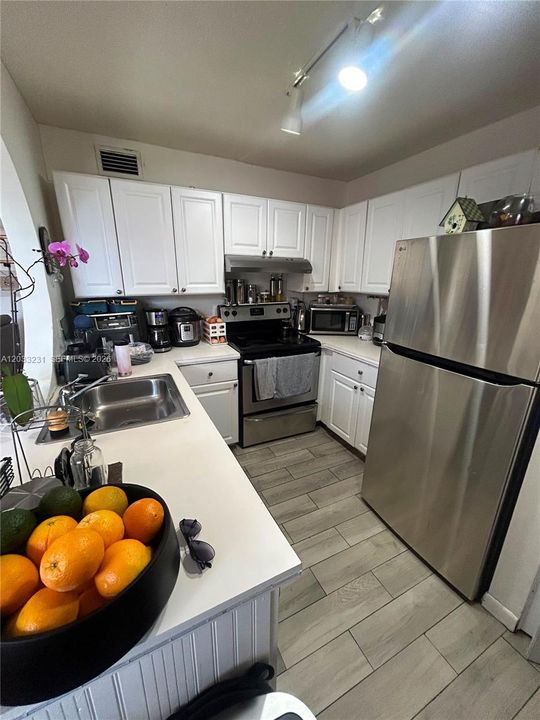 For Rent: $2,900 (3 beds, 2 baths, 1275 Square Feet)