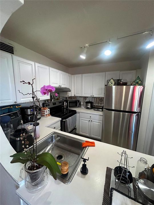 For Rent: $2,900 (3 beds, 2 baths, 1275 Square Feet)