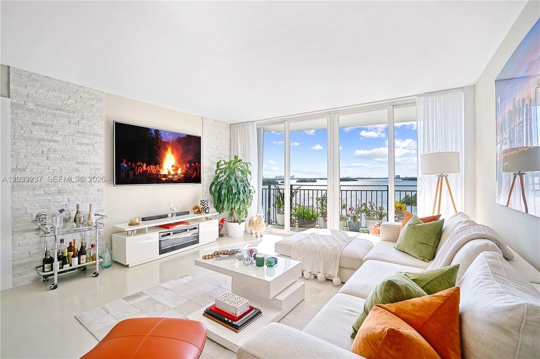 For Sale: $555,000 (2 beds, 2 baths, 1042 Square Feet)