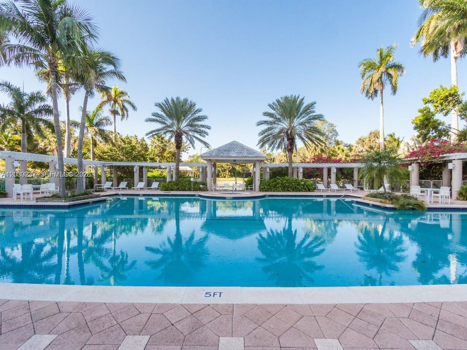 For Sale: $555,000 (2 beds, 2 baths, 1042 Square Feet)