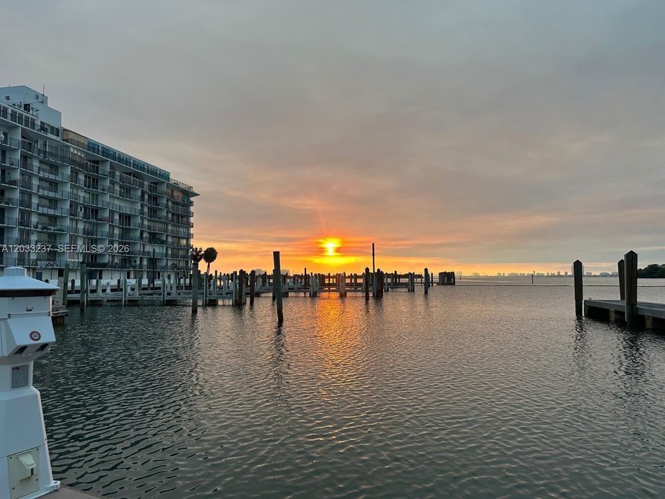 For Sale: $555,000 (2 beds, 2 baths, 1042 Square Feet)