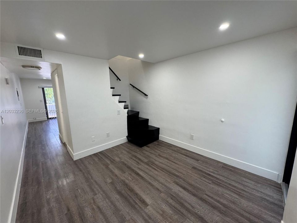 For Rent: $2,600 (2 beds, 1 baths, 1600 Square Feet)